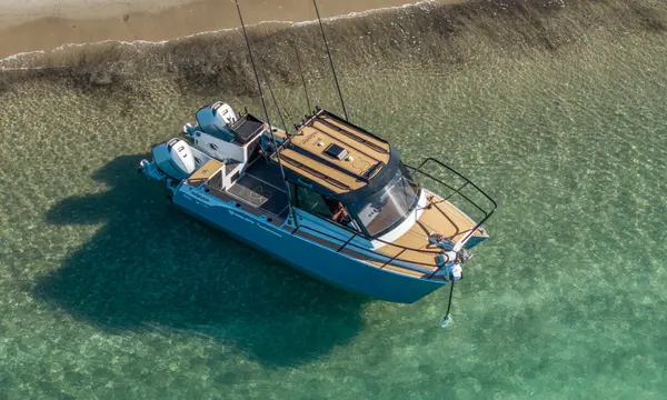 Kingfisher 670 Hardtop Powercat — official Kingfisher Boats image