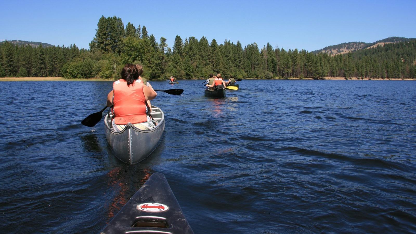 National Park Service/Chelsea Brauner, canoeists crossing Lake Roosevelt