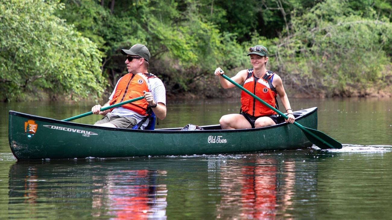 NPS / Ian Kessler, canoeists on Village Creek in Big Thicket