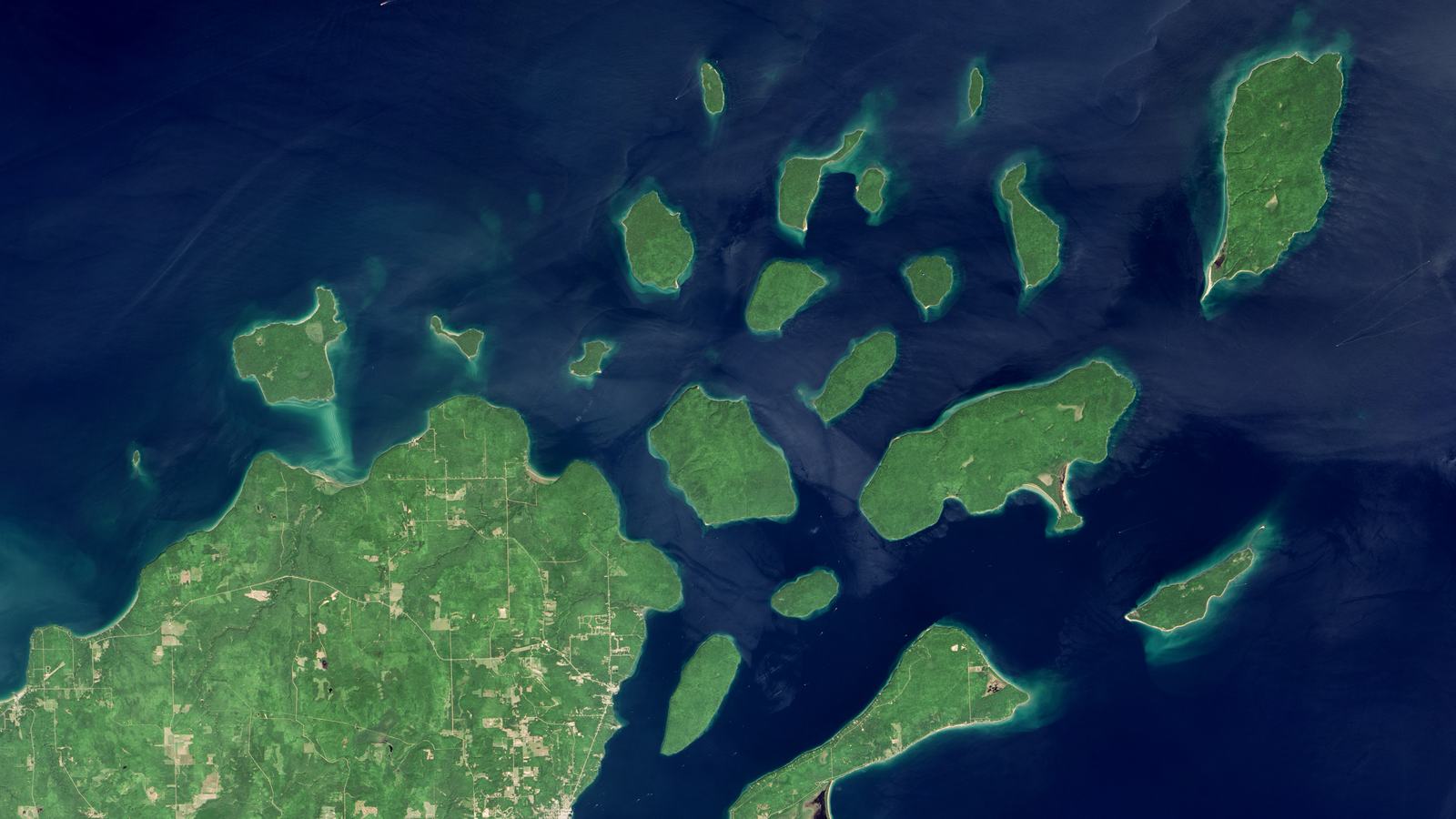 NASA Earth Observatory / Landsat 8 OLI, 2015 (official public-domain satellite image)