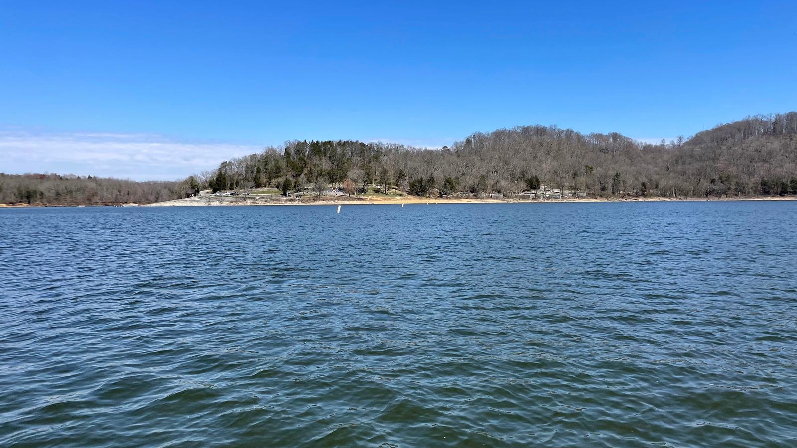 U.S. Army Corps of Engineers Nashville District, official public-domain photograph of Lake Cumberland shoreline (DVIDS photo ID 8300247).
