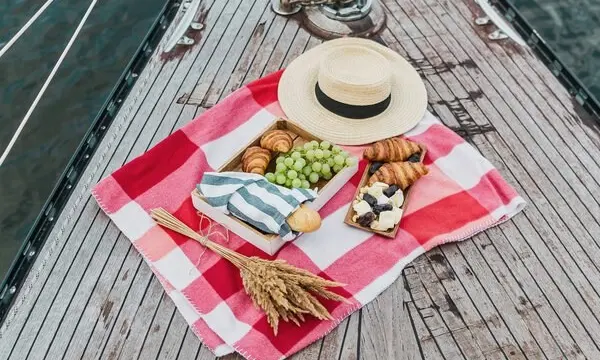 Plan the Perfect Boat Picnic — official Discover Boating image