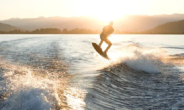 7 Wakeboarding Pro Tips from Amber Torrealba — official Discover Boating image