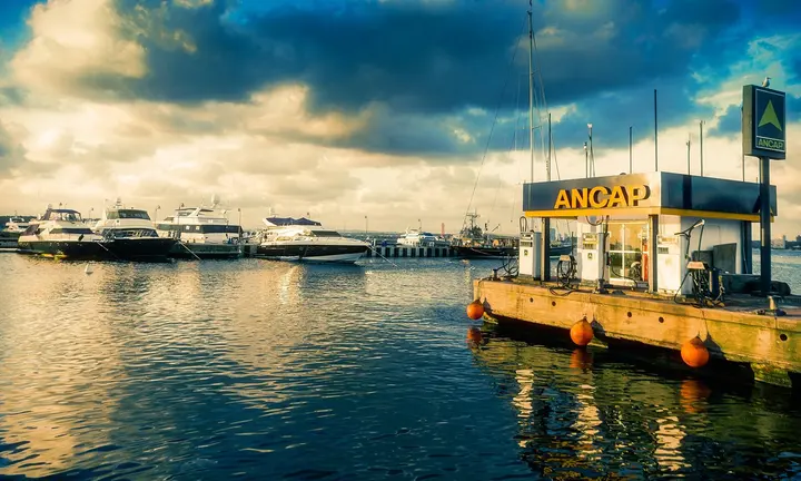 Boat fuel station by Marcelo Campi, Wikimedia Commons CC BY-SA 2.0 — resized for Leisure Boat Guide