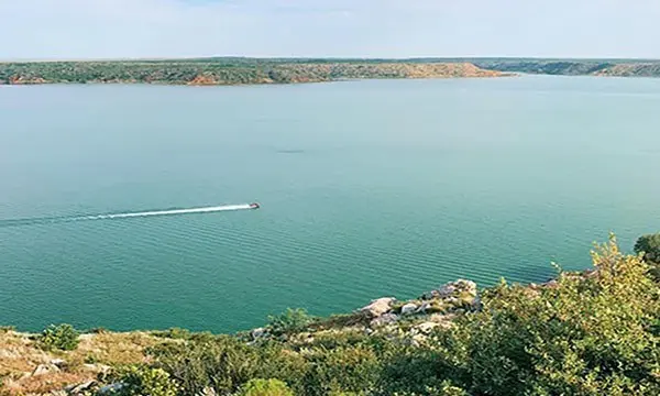 Lake Meredith: Pontoon Cruises and Paddling in the Texas Panhandle — official US National Park Service, Lake Meredith National Recreation Area, Boating; official lake photograph image