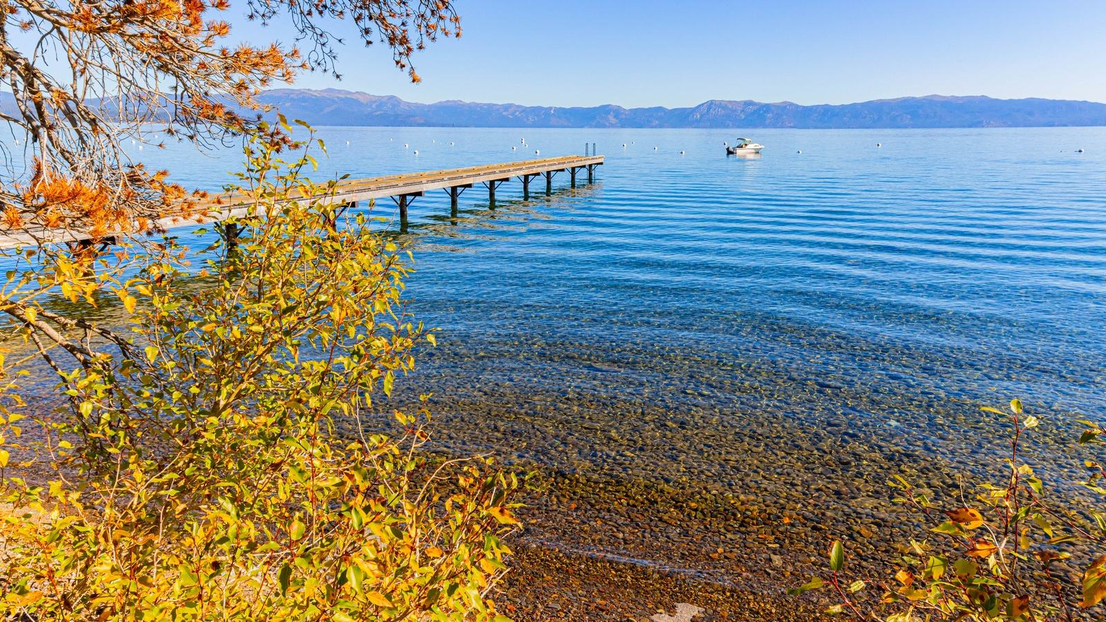 Autumn Foliage from a Small Boat: Five American Waterways to Explore — official Discover Boating, Fall Foliage Cruising guide image