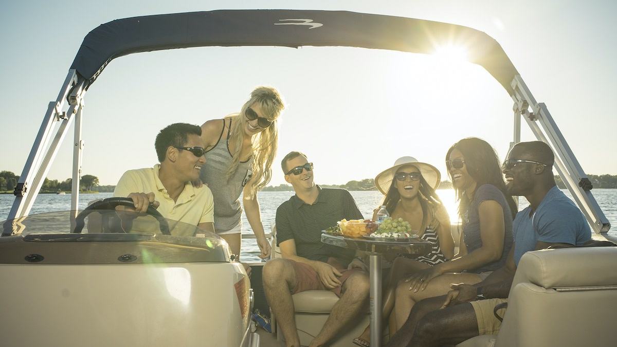 Invited on a Friend’s Boat? Seven Ways to Be the Guest Everyone Welcomes — official Discover Boating, Boating With Friends: Seven Ways to Be a Good Guest image