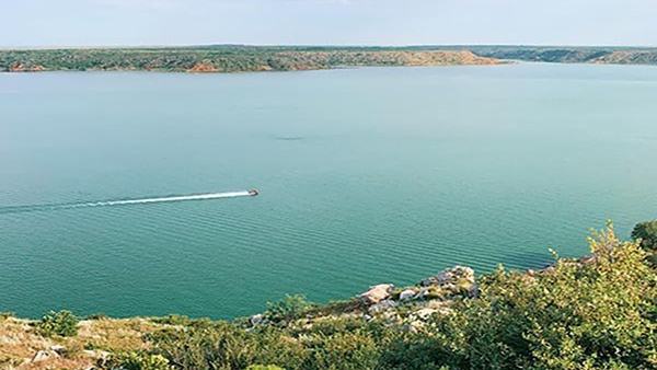 Lake Meredith: Pontoon Cruises and Paddling in the Texas Panhandle — official US National Park Service, Lake Meredith National Recreation Area, Boating; official lake photograph image
