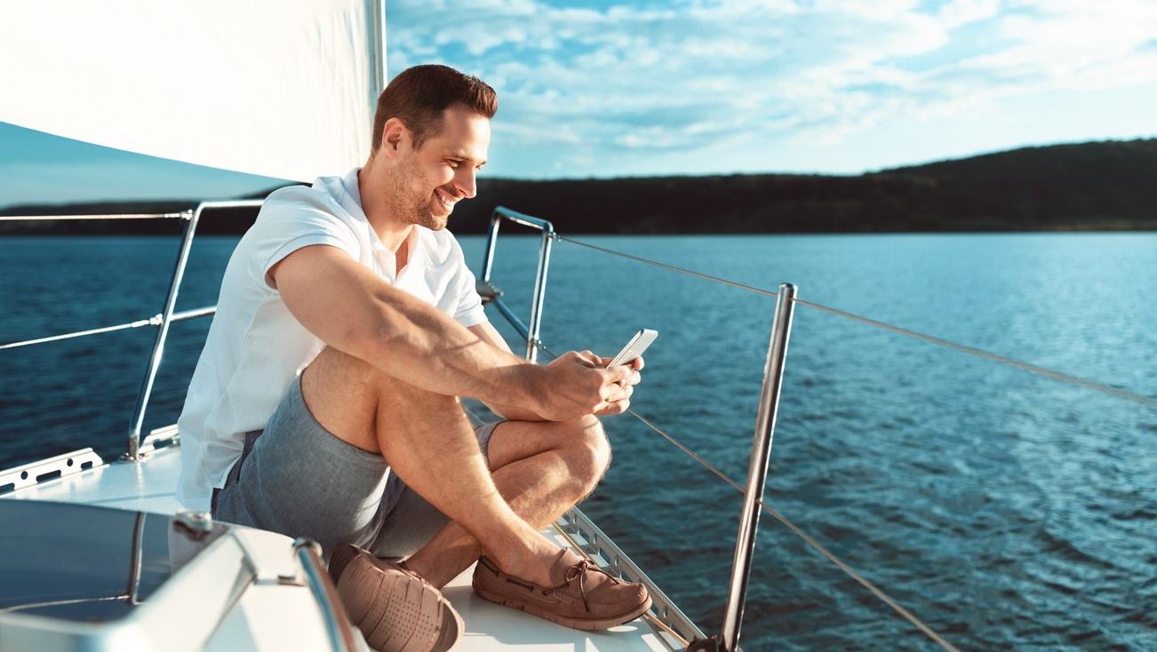 How Does a Boat Sail Upwind? — official Discover Boating image
