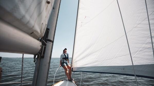 10 Tips for Renting a Sailboat — official Discover Boating image