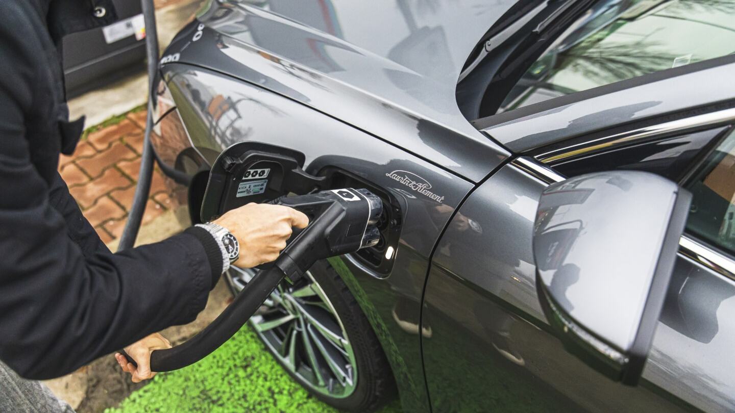 Škoda Plug-In Hybrids Offer a Choice for Weekend Travel — official Škoda Auto image
