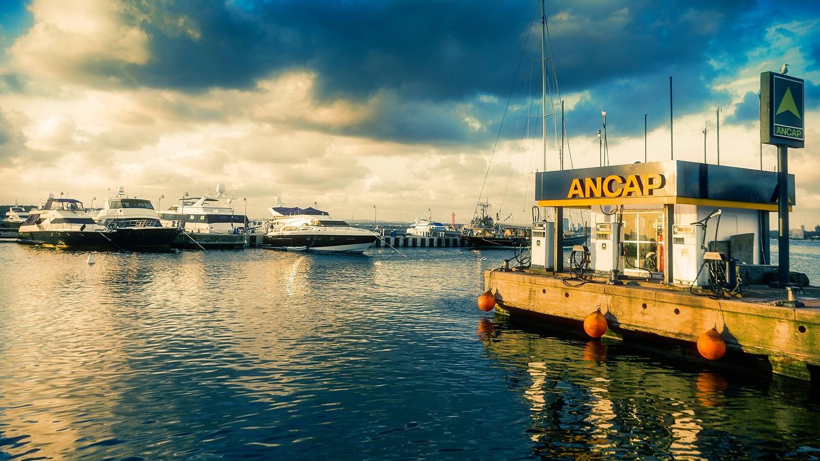 Boat fuel station by Marcelo Campi, Wikimedia Commons CC BY-SA 2.0 — resized for Leisure Boat Guide
