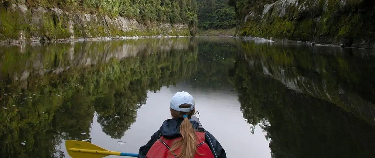 Department of Conservation (NZ), CC BY4.0 — Whanganui Journey canoeing; illustrative photograph | New Zealand’s Six-Metre Lifejacket Rule: What Boaters Need to Know