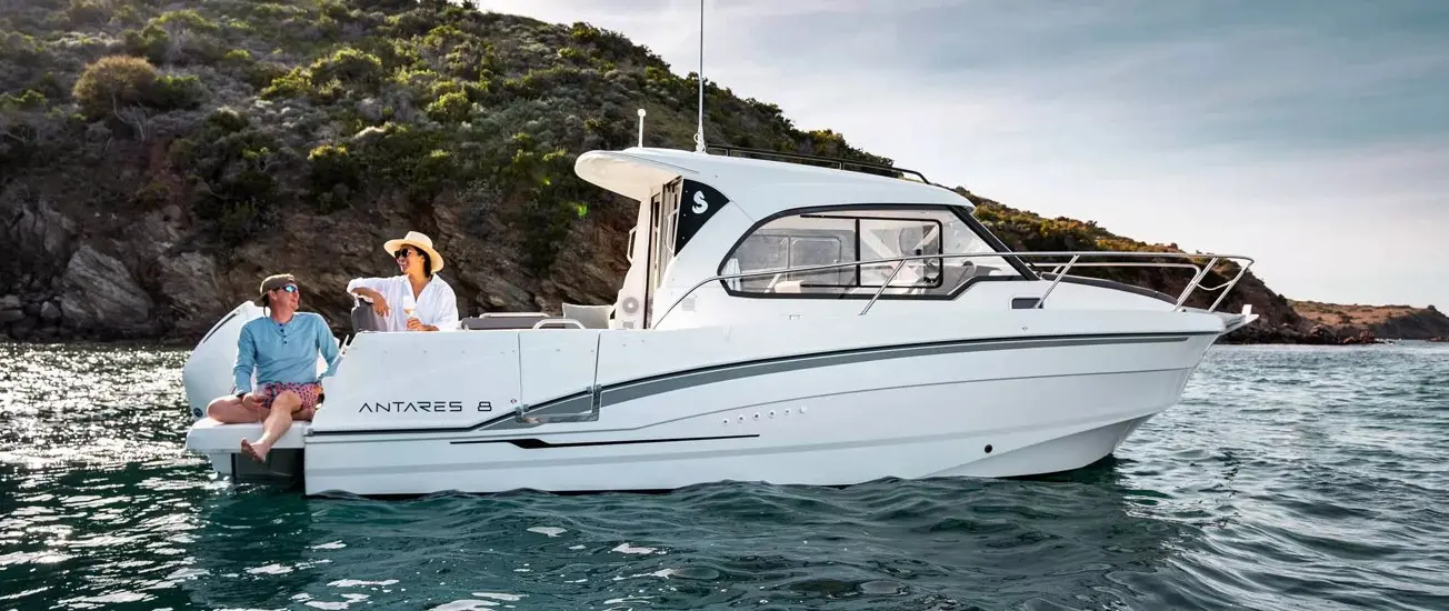 Official source-specific editorial image. Source: https://www.beneteau.com/antares-outboard/antares-8