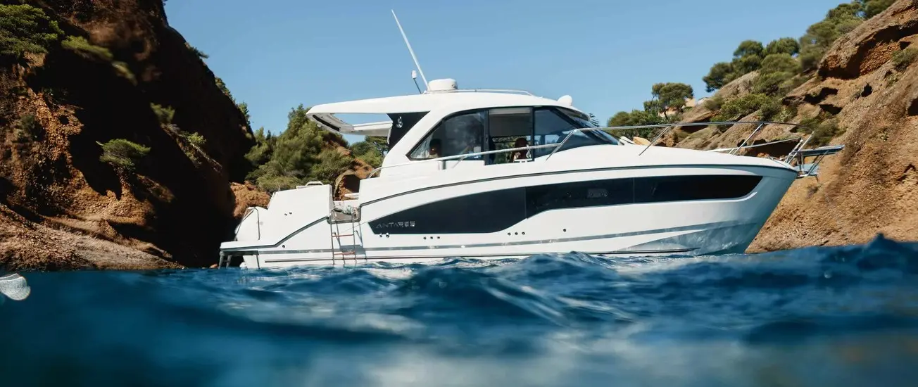 Official source-specific editorial image. Source: https://www.beneteau.com/antares/antares-9