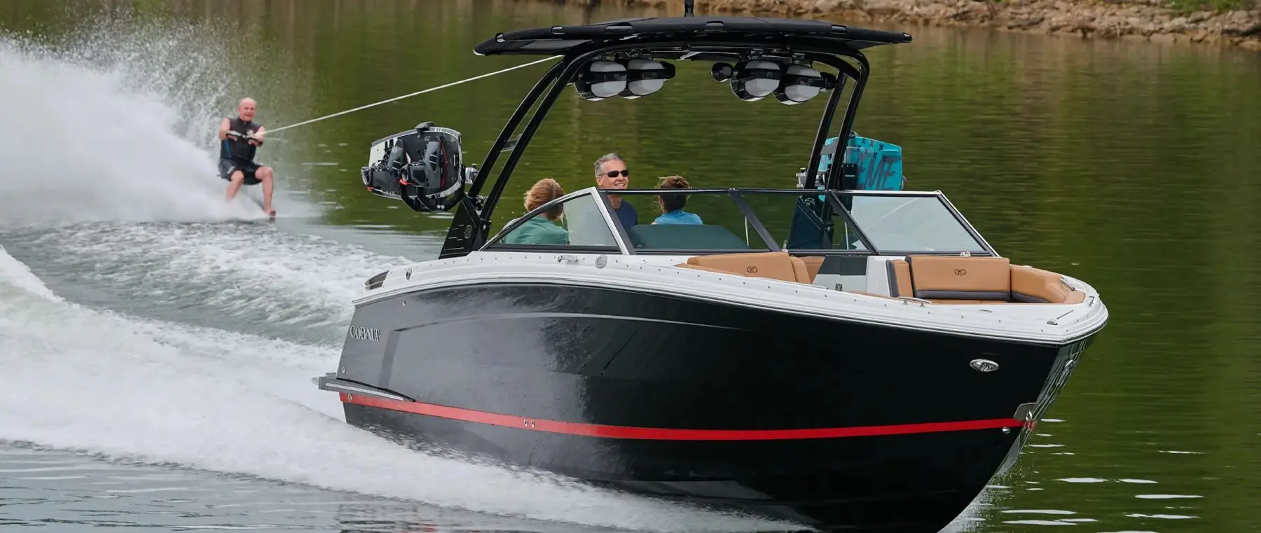 Official boat-builder photograph | Cobalt R8 Brings 8.48m Bowrider Comfort and Up to 430hp