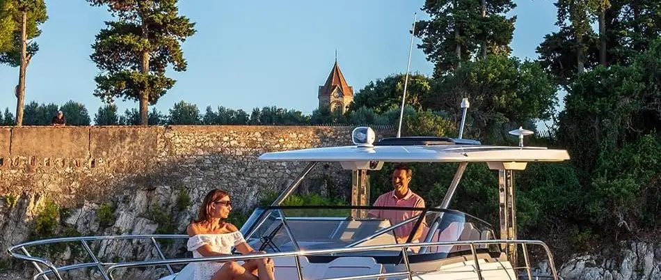 Official source-specific editorial image. Source: https://www.jeanneau.com/en-au/boats/powerboat/7-cap-camarat-walk-around/655-cap-camarat-10-5wa