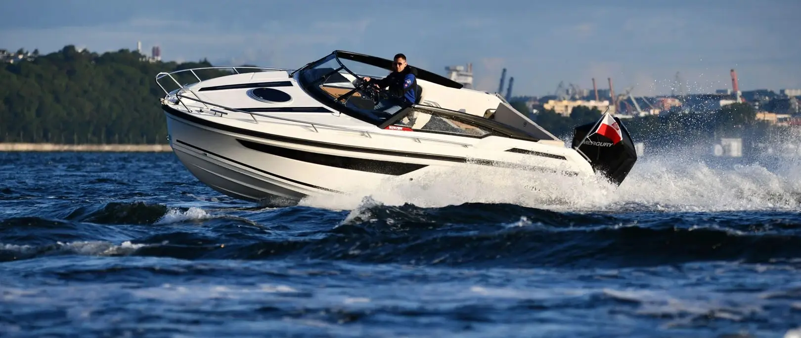 Official boat-builder photograph | Parker 720 Adventure Gives an 8m Sport Cruiser a Flexible Cabin