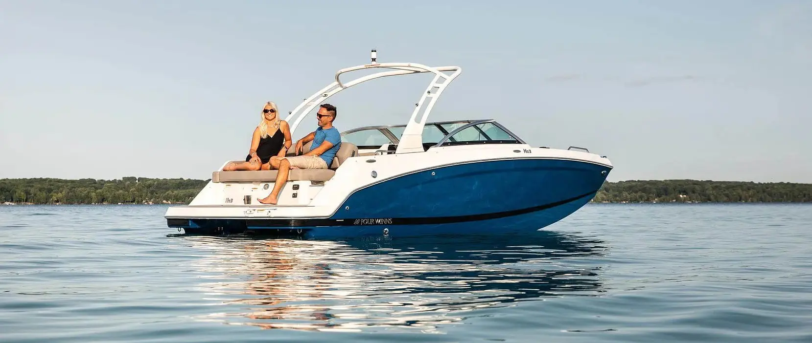 Official boat-builder photograph | Four Winns HD3 Pairs a 6.73m Deck Boat with Premium Seating