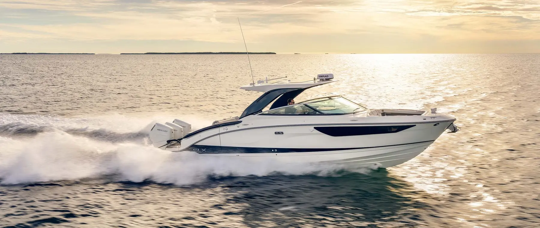 Sea Ray | Sea Ray SLX 360 Outboard Puts Integrated Helm Control at the Centre