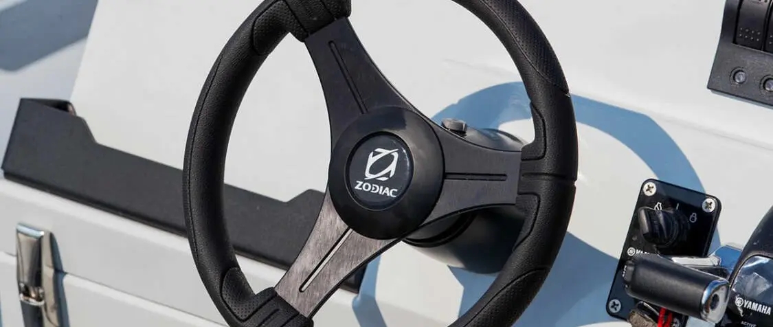 Official boat-builder photograph | Zodiac Pro 6.5 Keeps Fishing and Diving Layouts Adaptable