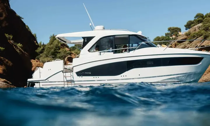 Official source-specific editorial image. Source: https://www.beneteau.com/antares/antares-9