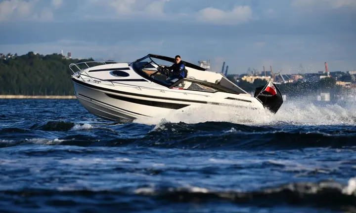 Official boat-builder photograph | Parker 720 Adventure Gives an 8m Sport Cruiser a Flexible Cabin