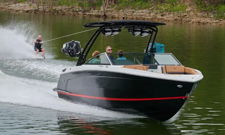 Official boat-builder photograph | Cobalt R8 Brings 8.48m Bowrider Comfort and Up to 430hp