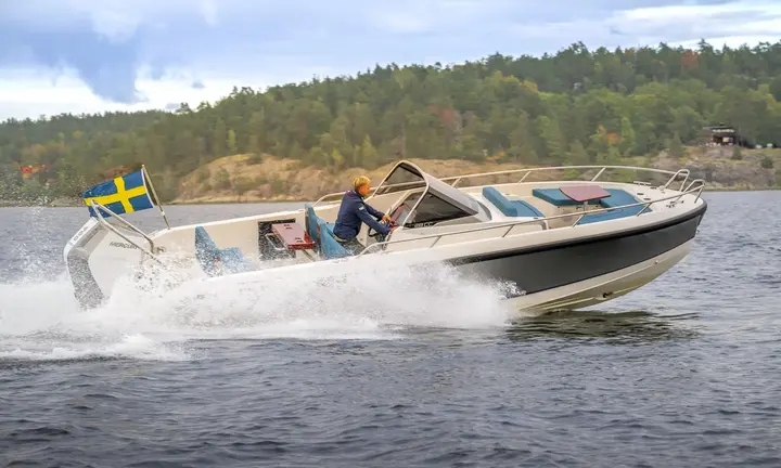Official boat-builder photograph | Windy SR28 CC Brings Center-Console Versatility to a Compact Dayboat