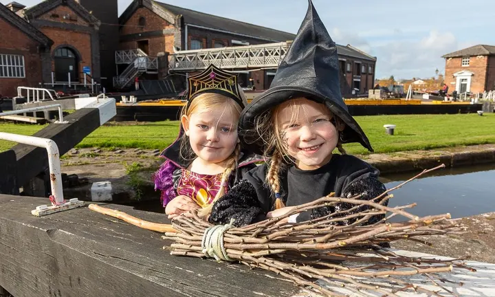 Official source-specific editorial image. Source: https://canalrivertrust.org.uk/things-to-do/events/canal-events-canal-festivals/2026-10-26-halloween-and-half-term-activities