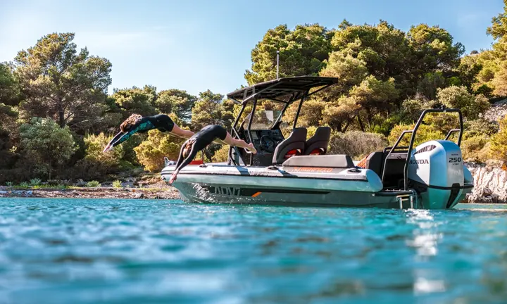Official source-specific editorial image. Source: https://adventure.highfieldboats.com/boat/adv/adv7/