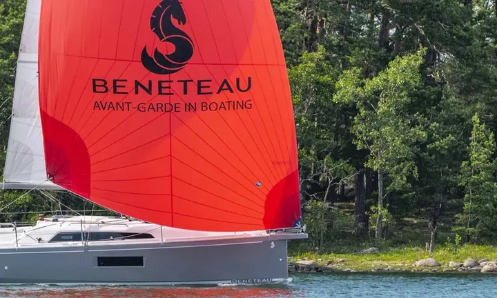 Official boat-builder photograph | BENETEAU Oceanis 30.1: Two-Cabin Cruising in 9.53 Metres
