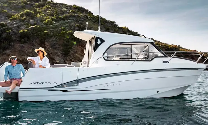 Official source-specific editorial image. Source: https://www.beneteau.com/antares-outboard/antares-8