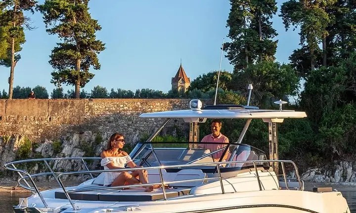 Official source-specific editorial image. Source: https://www.jeanneau.com/en-au/boats/powerboat/7-cap-camarat-walk-around/655-cap-camarat-10-5wa