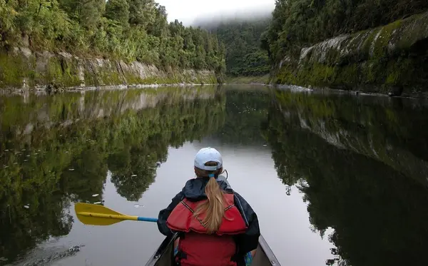 Department of Conservation (NZ), CC BY4.0 — Whanganui Journey canoeing; illustrative photograph | New Zealand’s Six-Metre Lifejacket Rule: What Boaters Need to Know