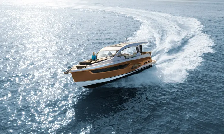 Official source-specific editorial image. Source: https://sealine.com/gb/motorboats/sealine-c390/