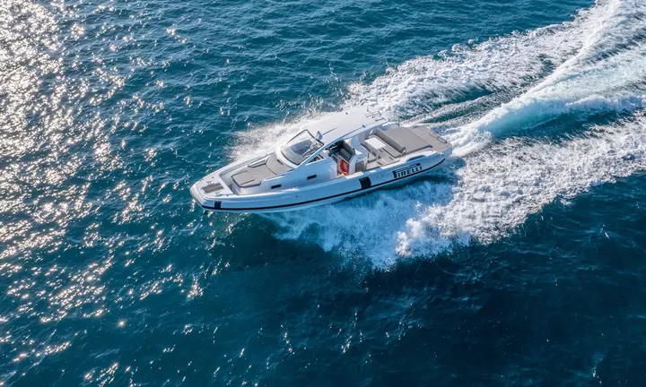 Official source-specific editorial image. Source: https://pirellispeedboats.com/collection/speedboats/pirelli-35/