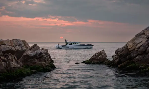 Axopar 38 Makes U.S. Premiere at Palm Beach