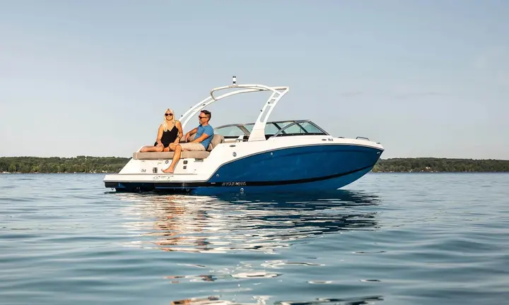 Official boat-builder photograph | Four Winns HD3 Pairs a 6.73m Deck Boat with Premium Seating