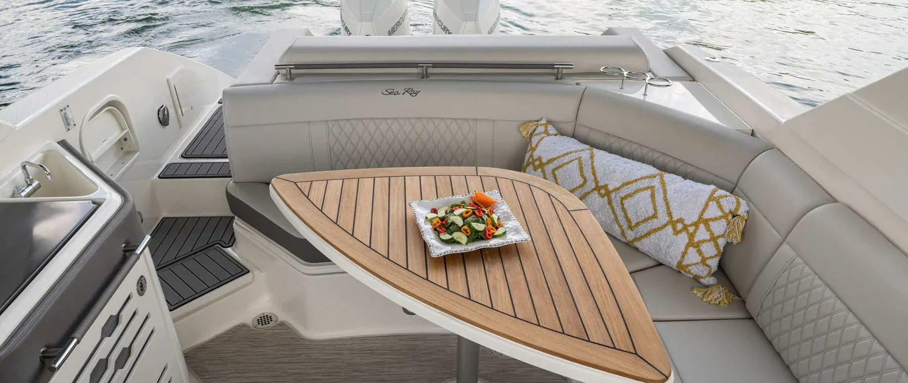 SLX 310 Outboard — official Sea Ray Boats image
