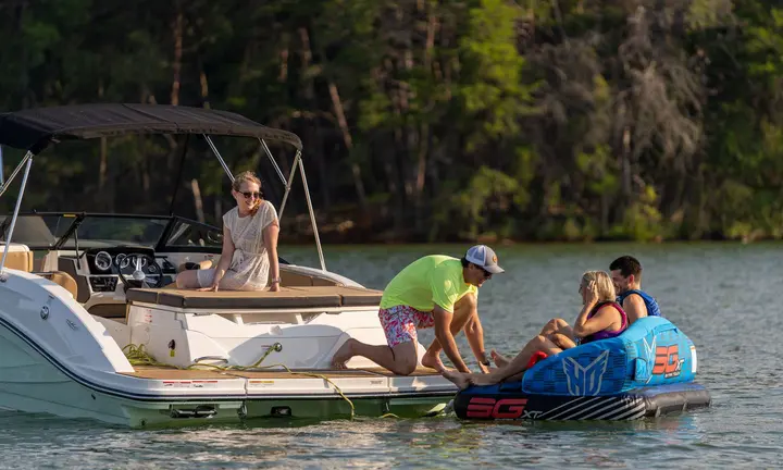 SPX 230 — official Sea Ray Boats image