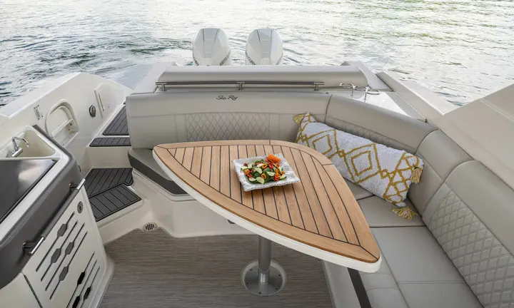 SLX 310 Outboard — official Sea Ray Boats image