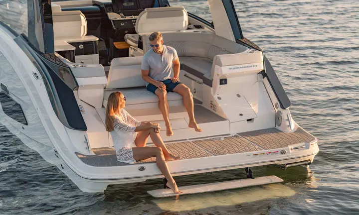 Sundancer 370 — official Sea Ray Boats image