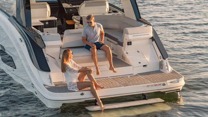 Sundancer 370 — official Sea Ray Boats image