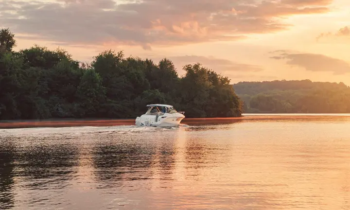 Sundancer 320 Outboard — official Sea Ray Boats image