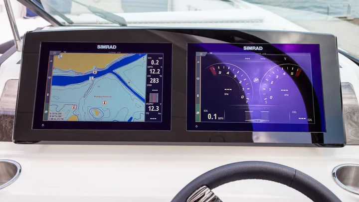 SLX 310 — official Sea Ray Boats image