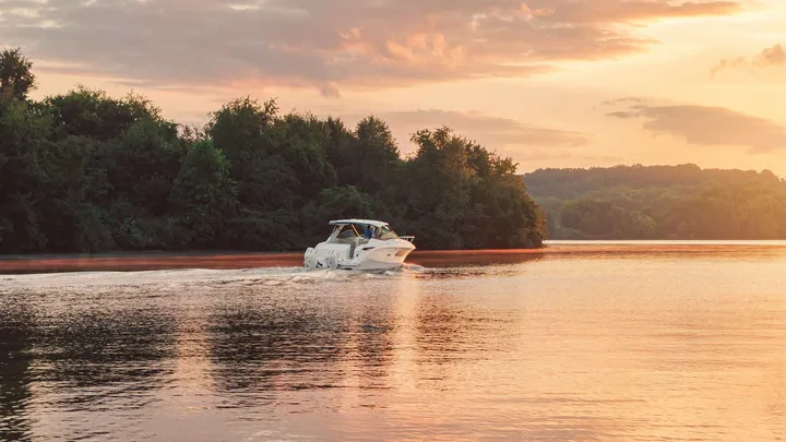 Sundancer 320 Outboard — official Sea Ray Boats image