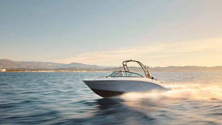 SPX 210 — official Sea Ray Boats image
