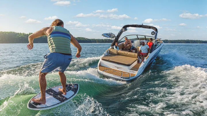 SDX 250 Surf — official Sea Ray Boats image
