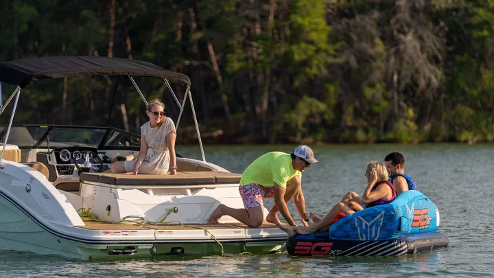 SPX 230 — official Sea Ray Boats image